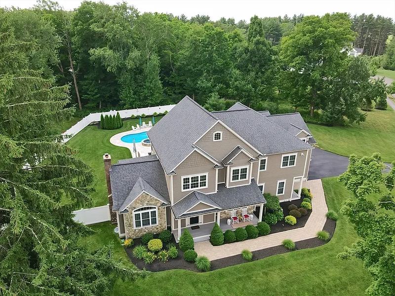 Single-family colonial